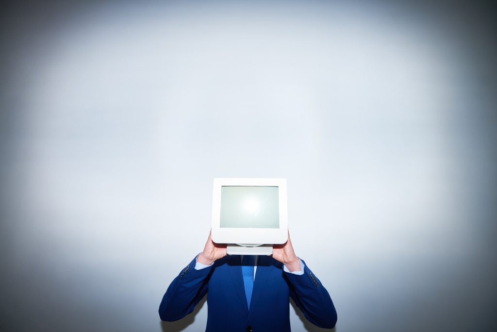 Fortran Alter Computer auf Kopf von Mensch