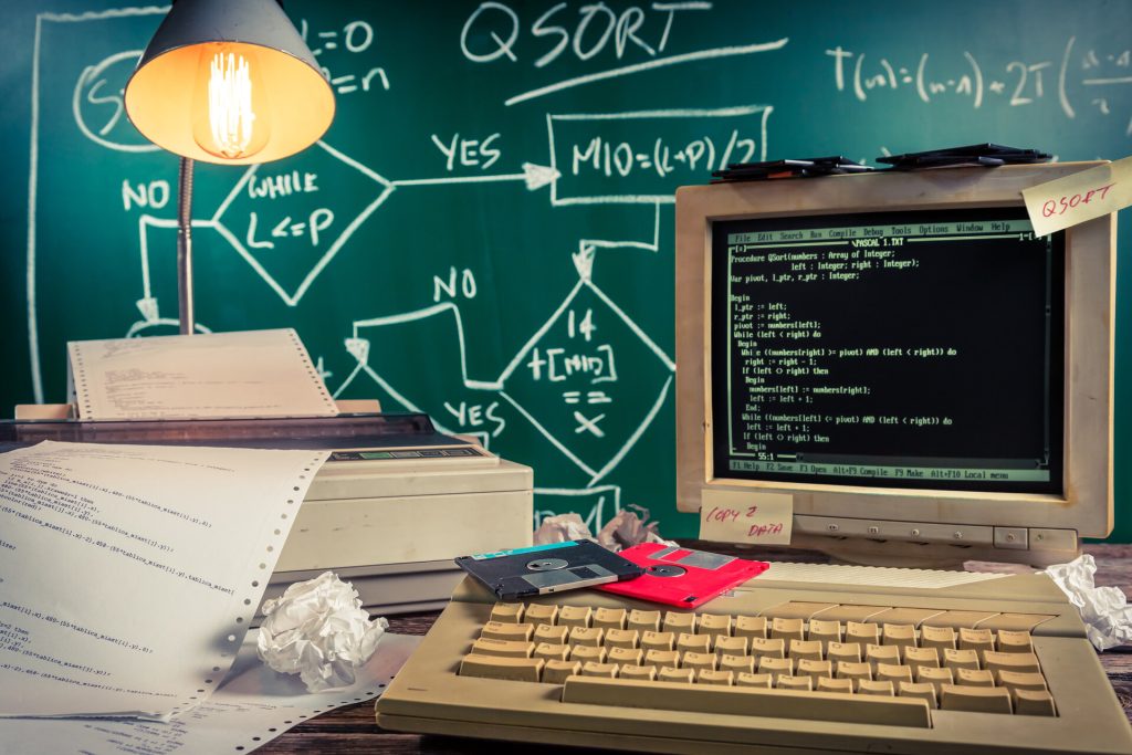 Alter Computer mit Programmiernotizen