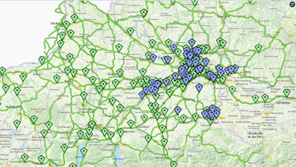 Übersicht der Sensorik (Bluetooth in blau und stationäre in grün) für (oben) OÖ und (unten) Großraum Linz; Screenshot aus TESS