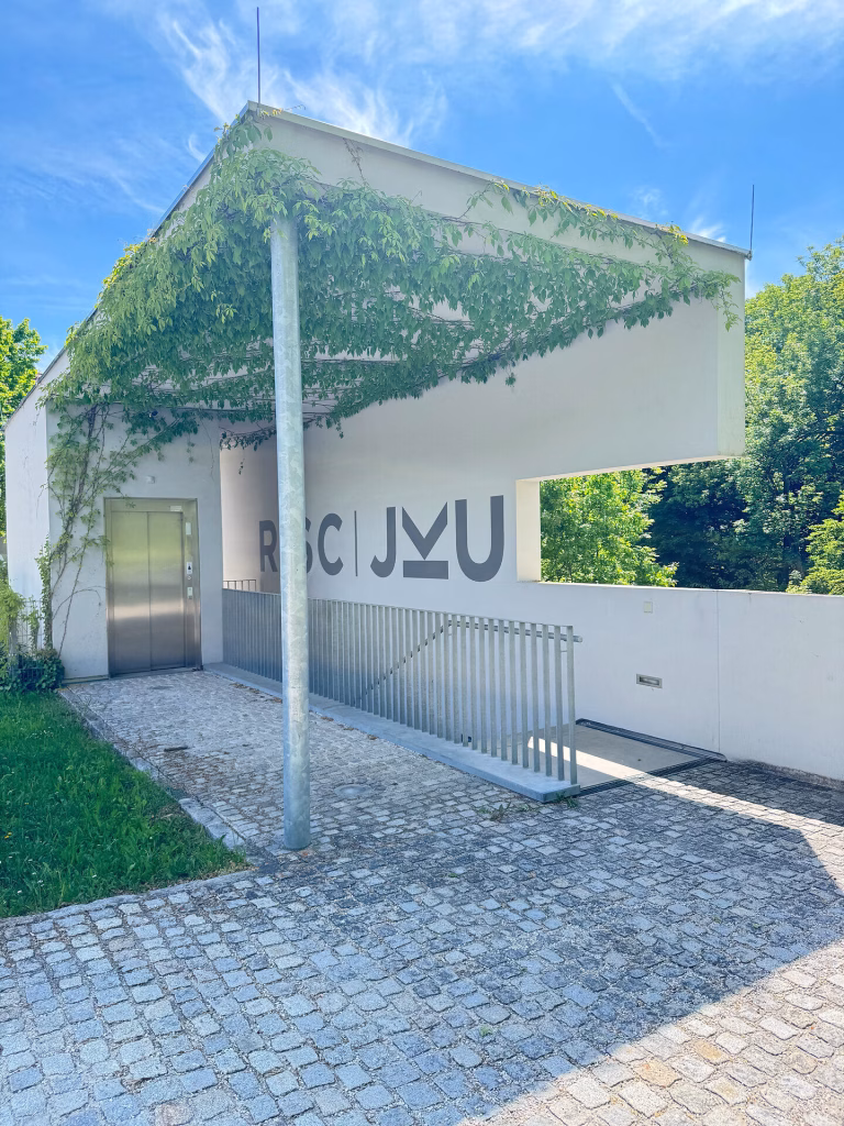 Eingang RISC Institut Hagenberg