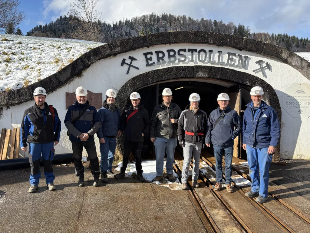 Gruppe vor einem Stolleneingang