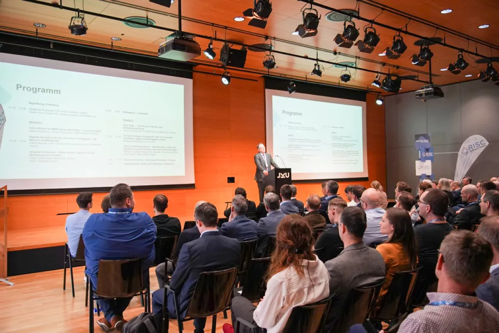 Präsentation in einem Konferenzraum.