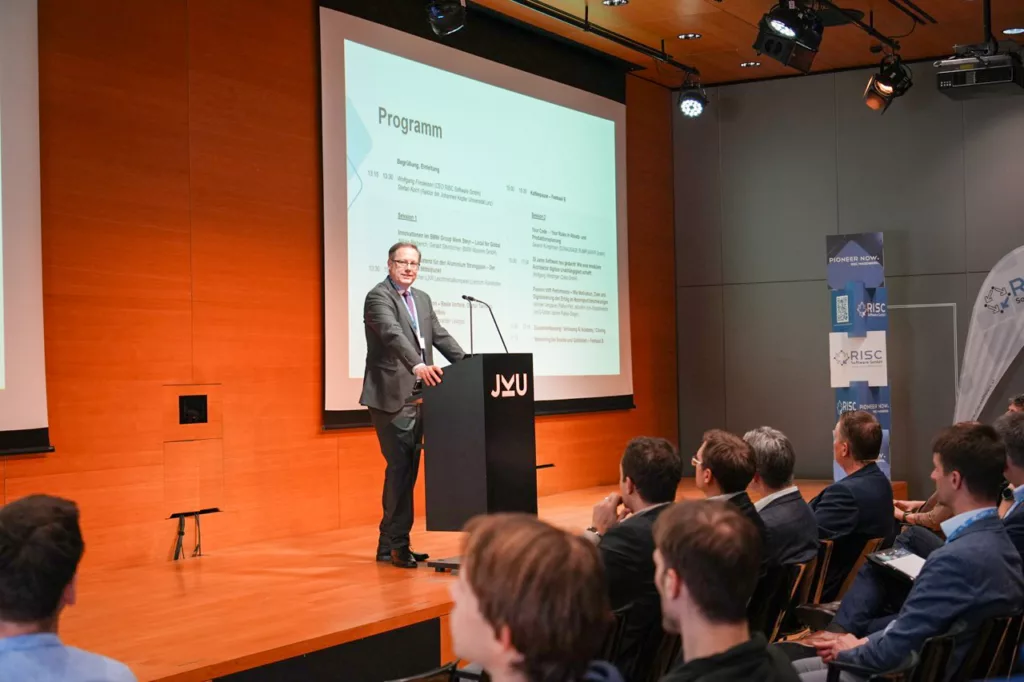 Präsentation in einem Konferenzraum.