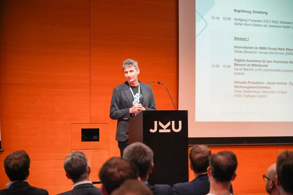 Präsentation in einem Konferenzraum.