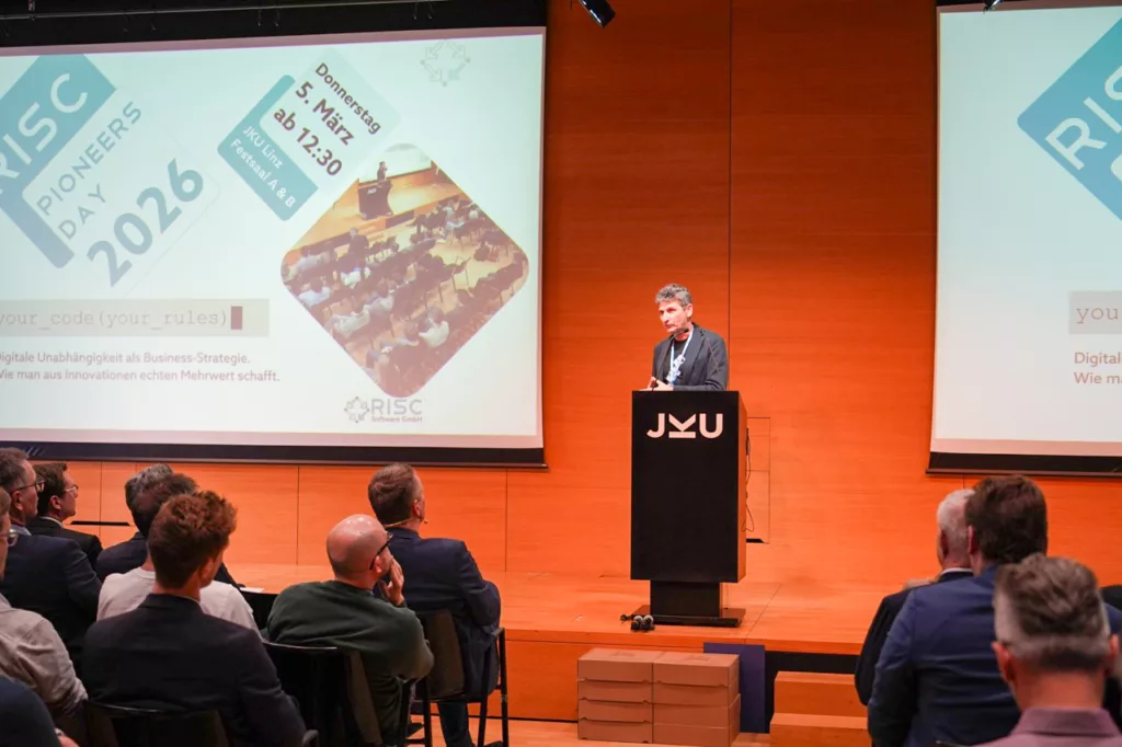 Präsentation in einem Konferenzraum.