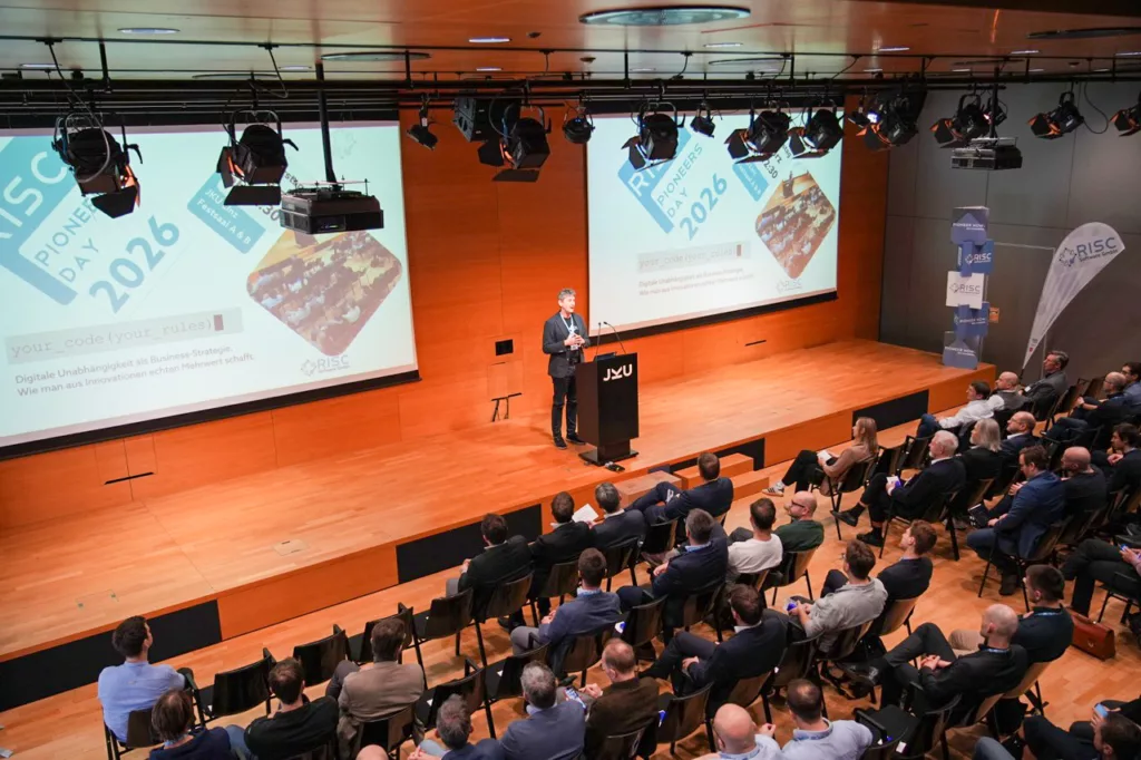 Präsentation in einem Konferenzraum.