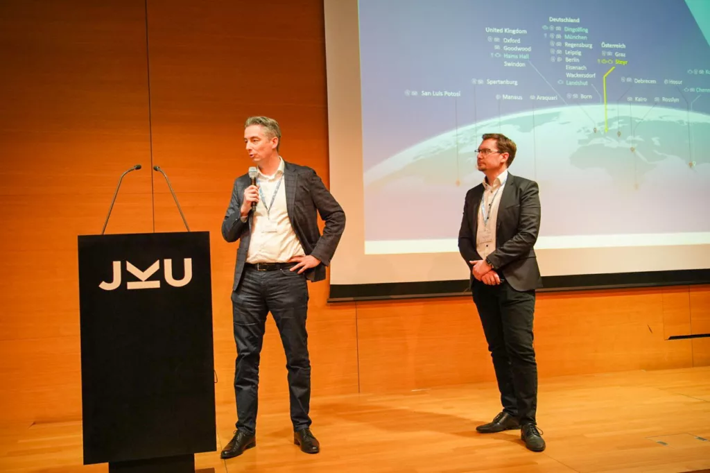 Präsentation in einem Konferenzraum.