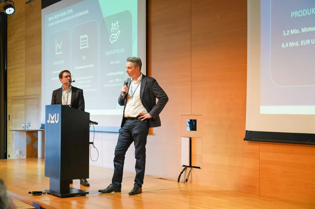 Präsentation in einem Konferenzraum.