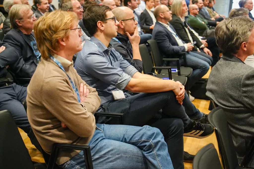 Präsentation in einem Konferenzraum.