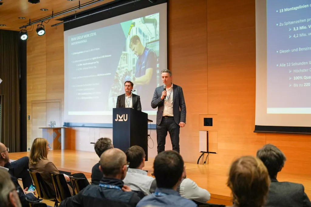 Präsentation in einem Konferenzraum.