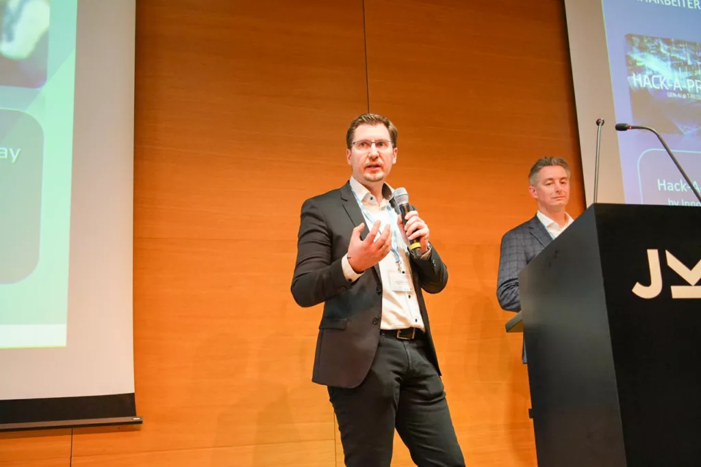 Präsentation in einem Konferenzraum.