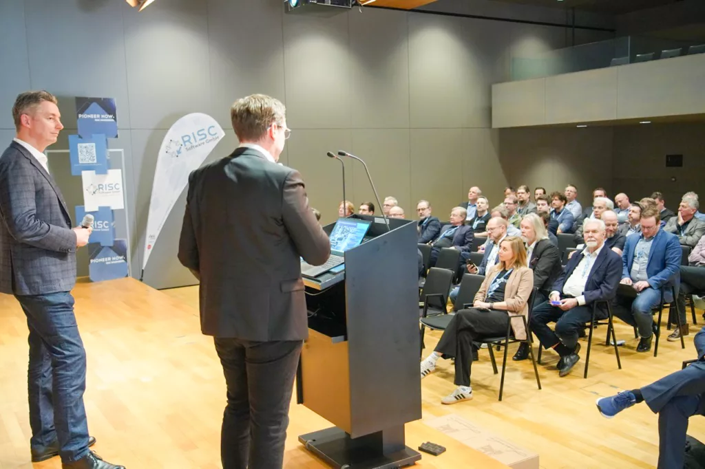 Präsentation in einem Konferenzraum.