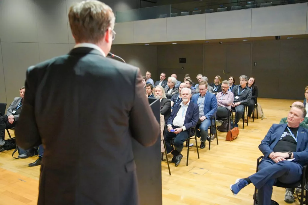 Präsentation in einem Konferenzraum.