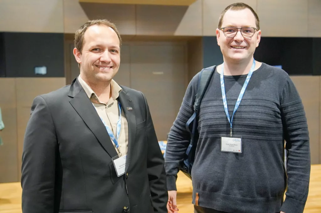 Zwei Personen auf einer Veranstaltung