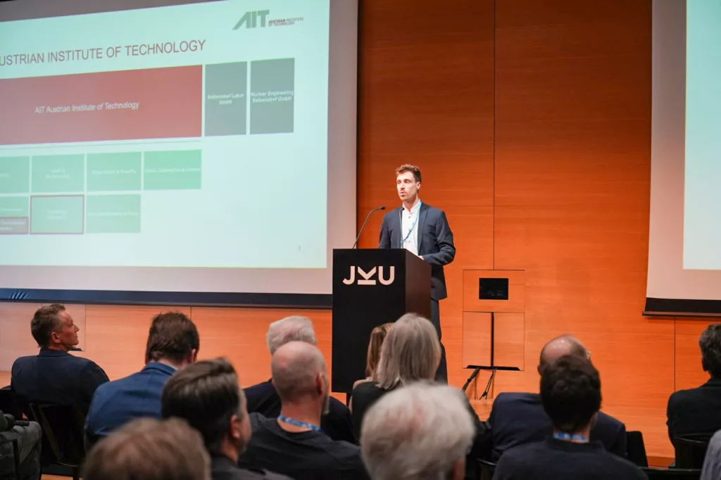 Präsentation in einem Konferenzraum.