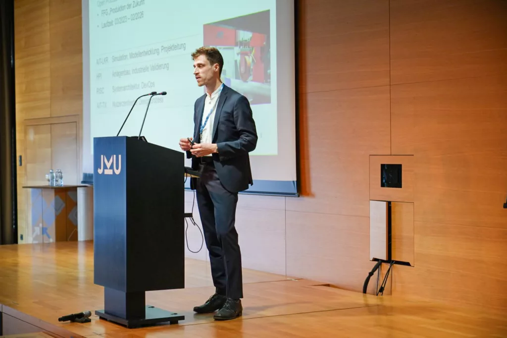 Präsentation in einem Konferenzraum.