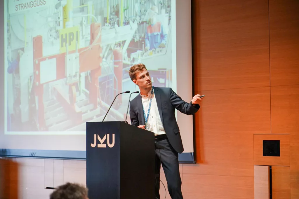 Präsentation in einem Konferenzraum.