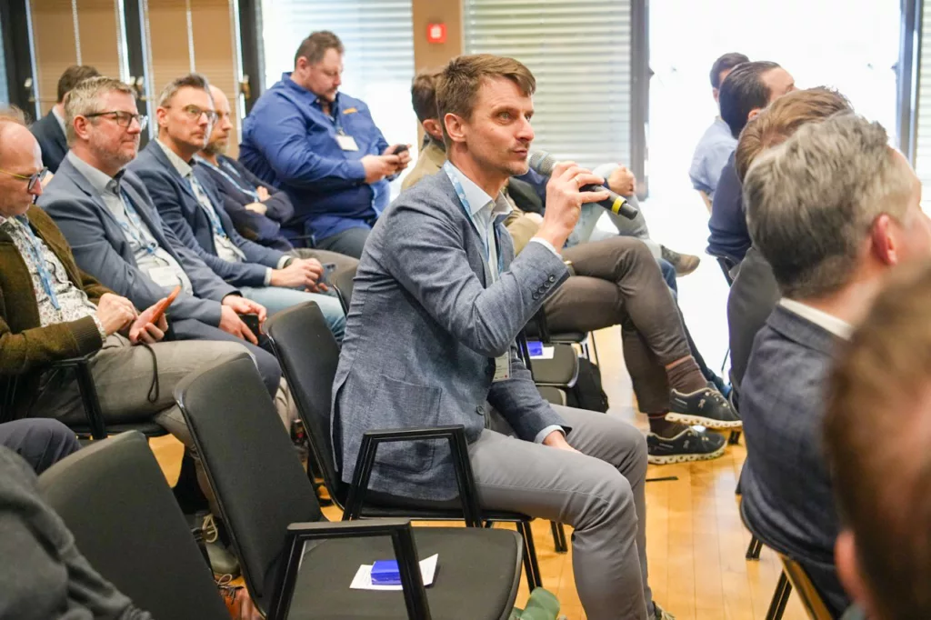 Präsentation in einem Konferenzraum.