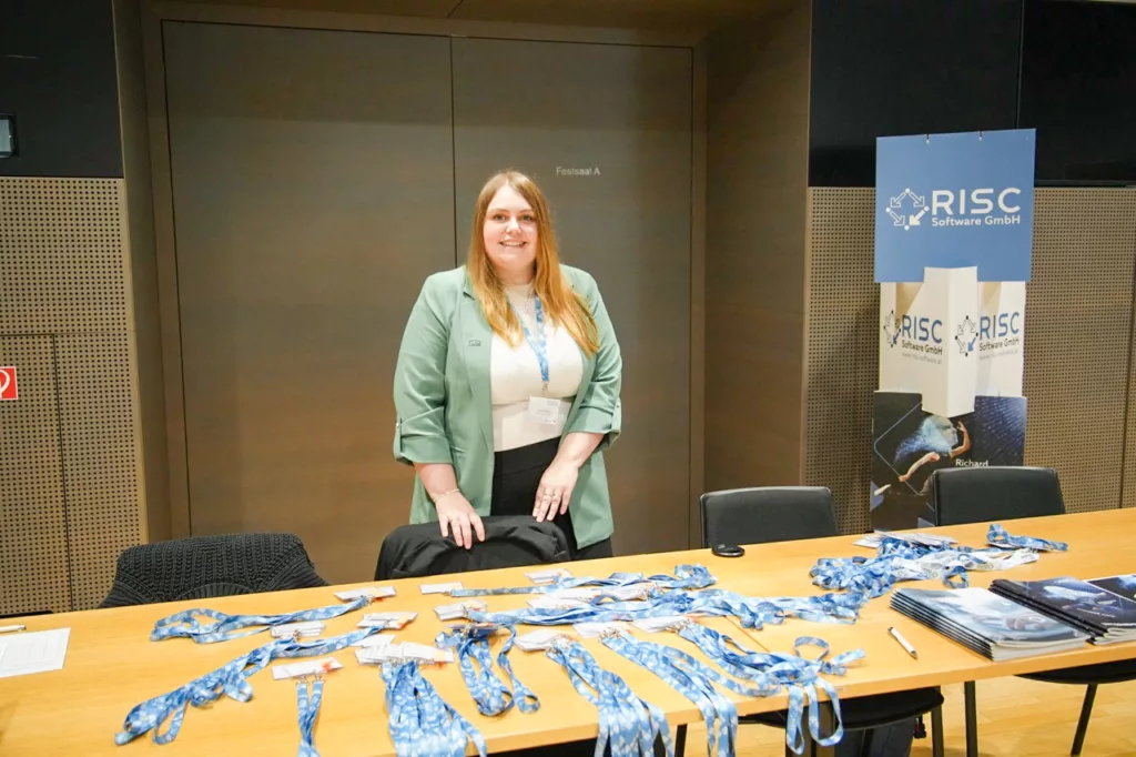 Frau an einem Tisch mit Namensschildern.