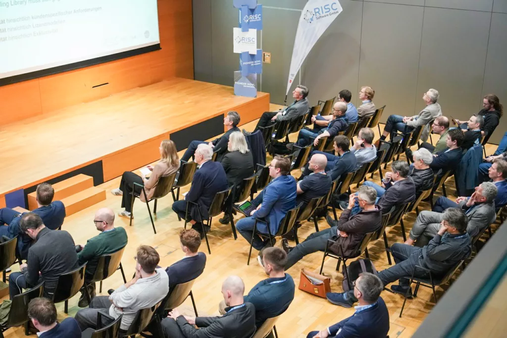 Präsentation in einem Konferenzraum.