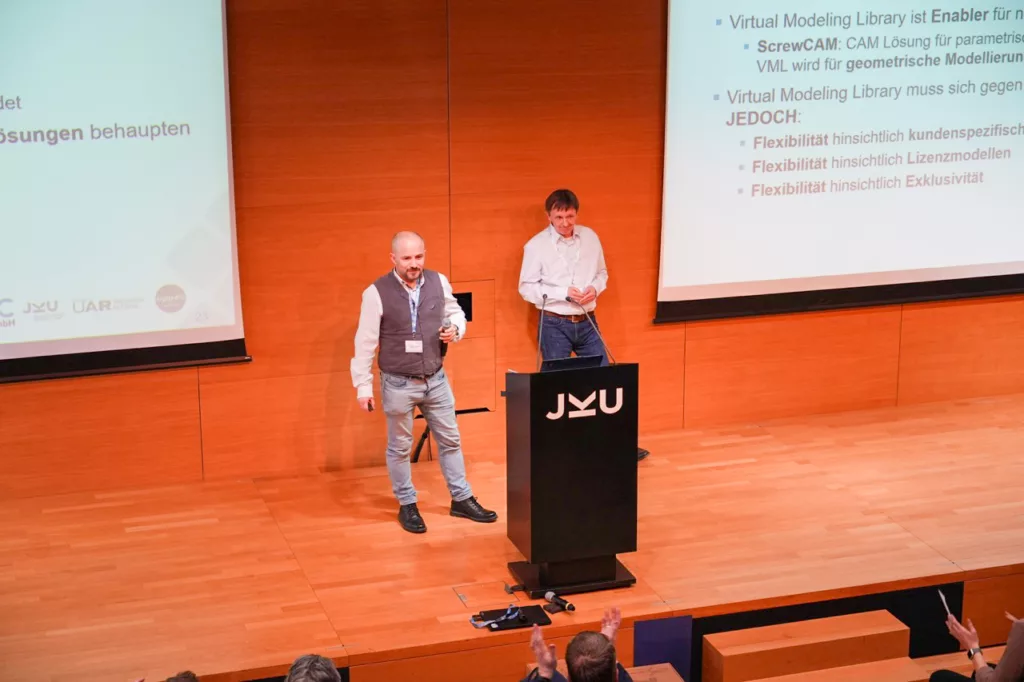 Präsentation in einem Konferenzraum.