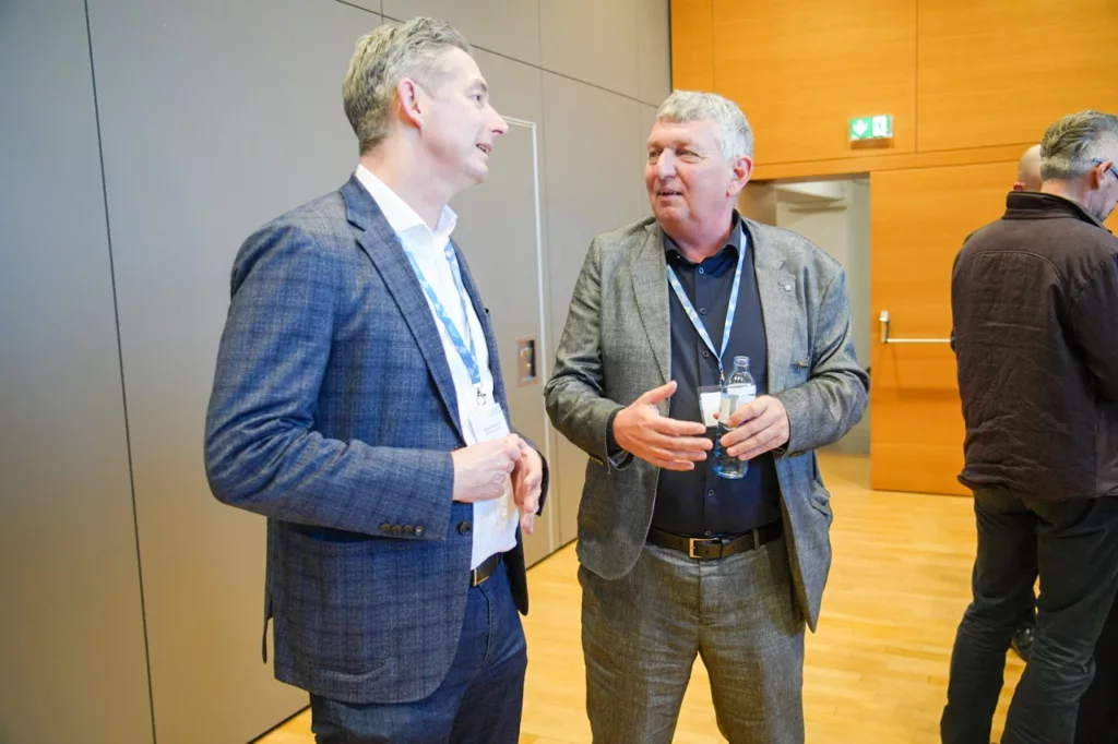 Präsentation in einem Konferenzraum.