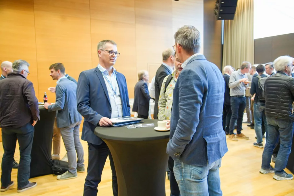 Präsentation in einem Konferenzraum.