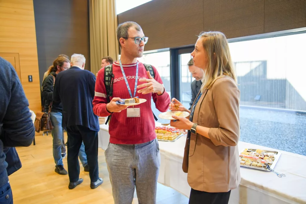Präsentation in einem Konferenzraum.