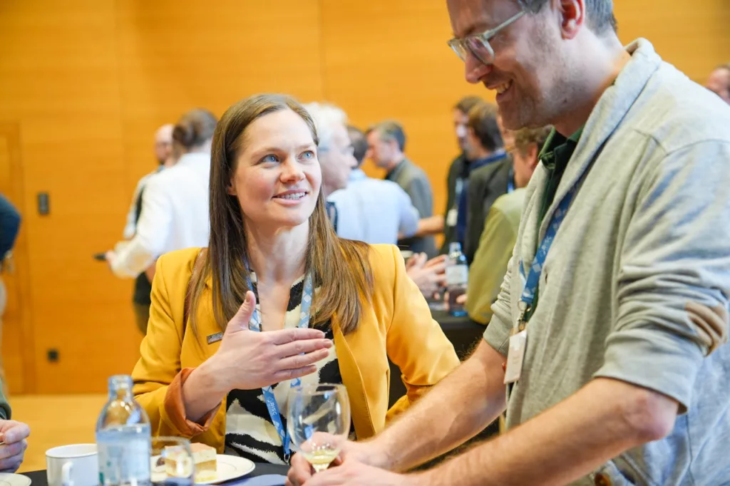 Präsentation in einem Konferenzraum.