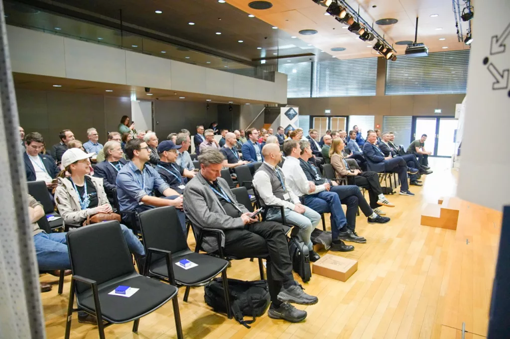 Präsentation in einem Konferenzraum.