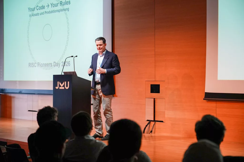 Präsentation in einem Konferenzraum.