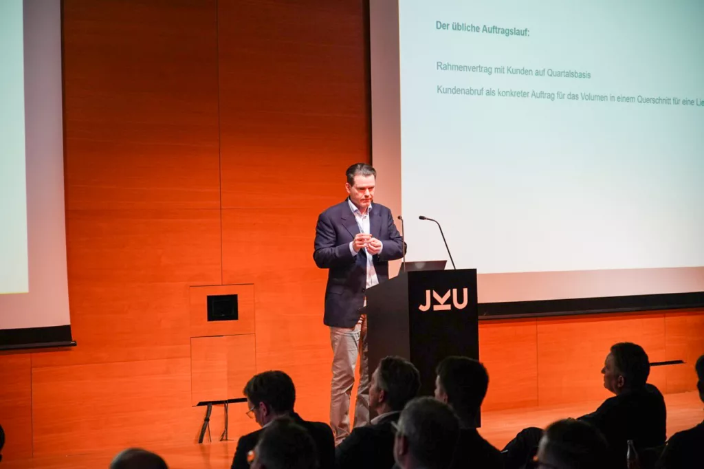 Präsentation in einem Konferenzraum.