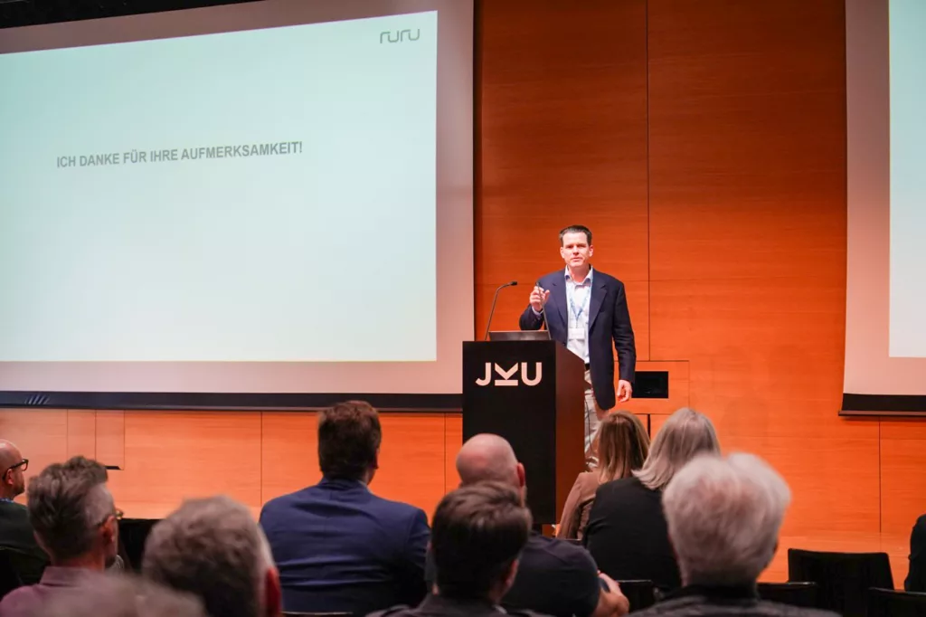 Präsentation in einem Konferenzraum.