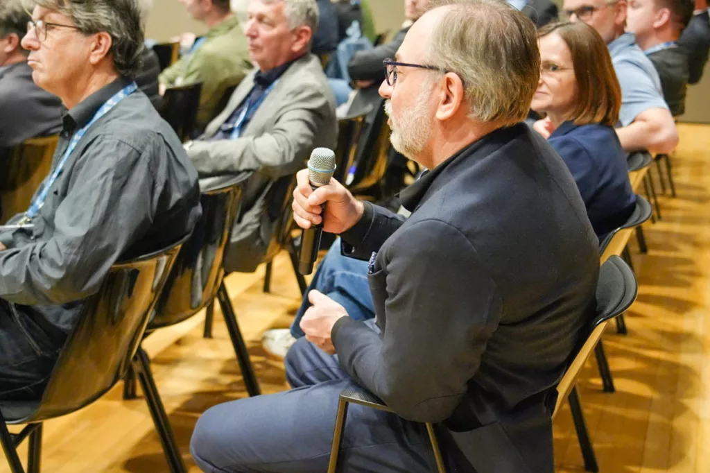 Präsentation in einem Konferenzraum.