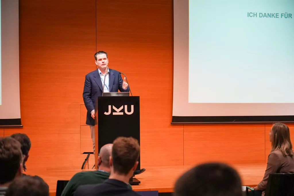 Präsentation in einem Konferenzraum.