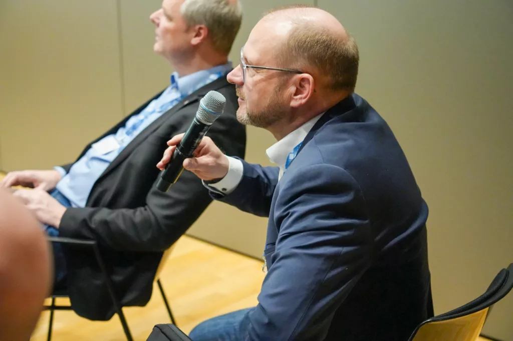 Präsentation in einem Konferenzraum.