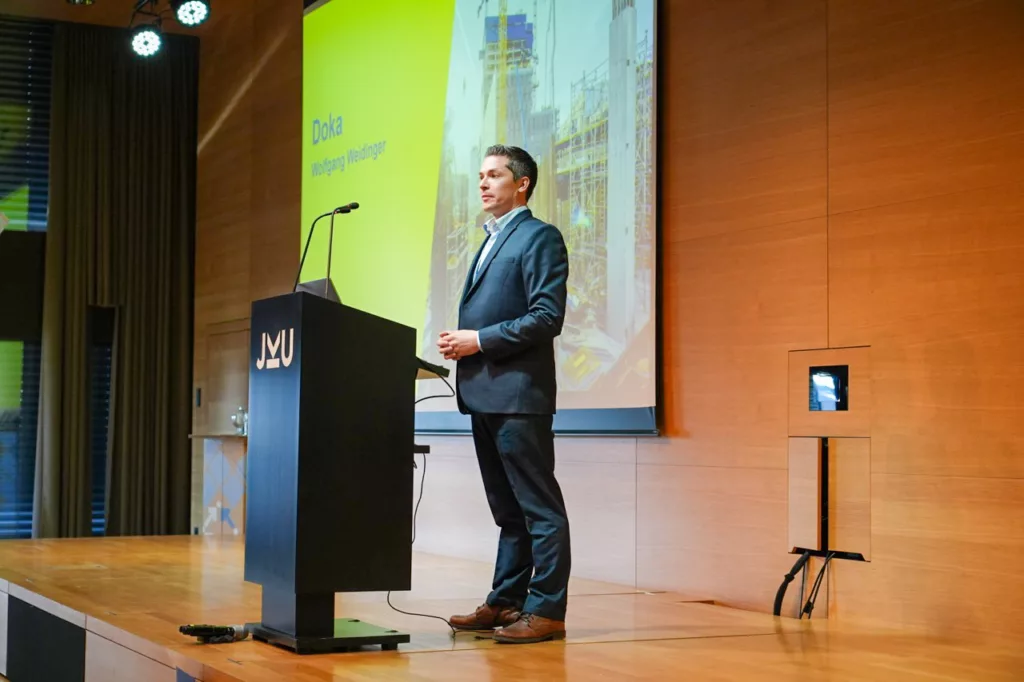 Präsentation in einem Konferenzraum.