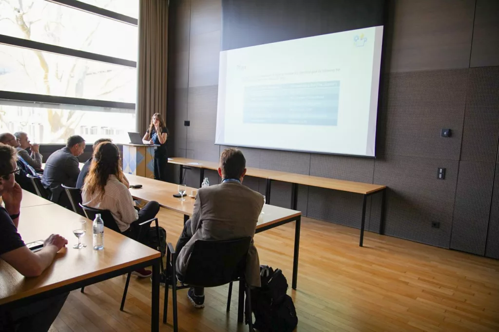 Präsentation vor Publikum in Konferenzraum