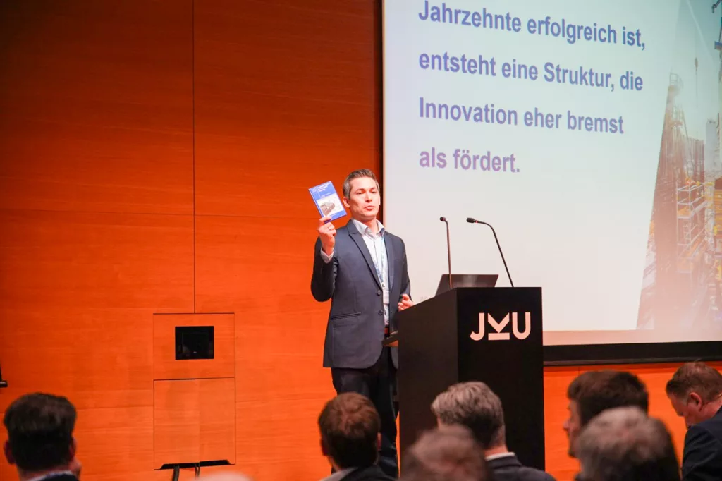 Präsentation in einem Konferenzraum.