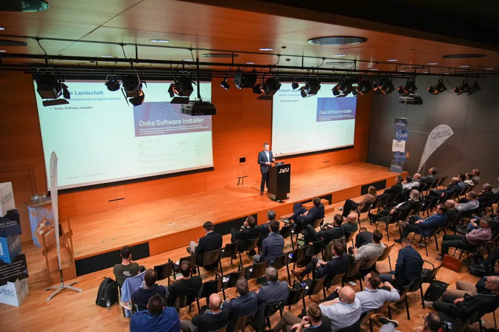 Präsentation in einem Konferenzraum.