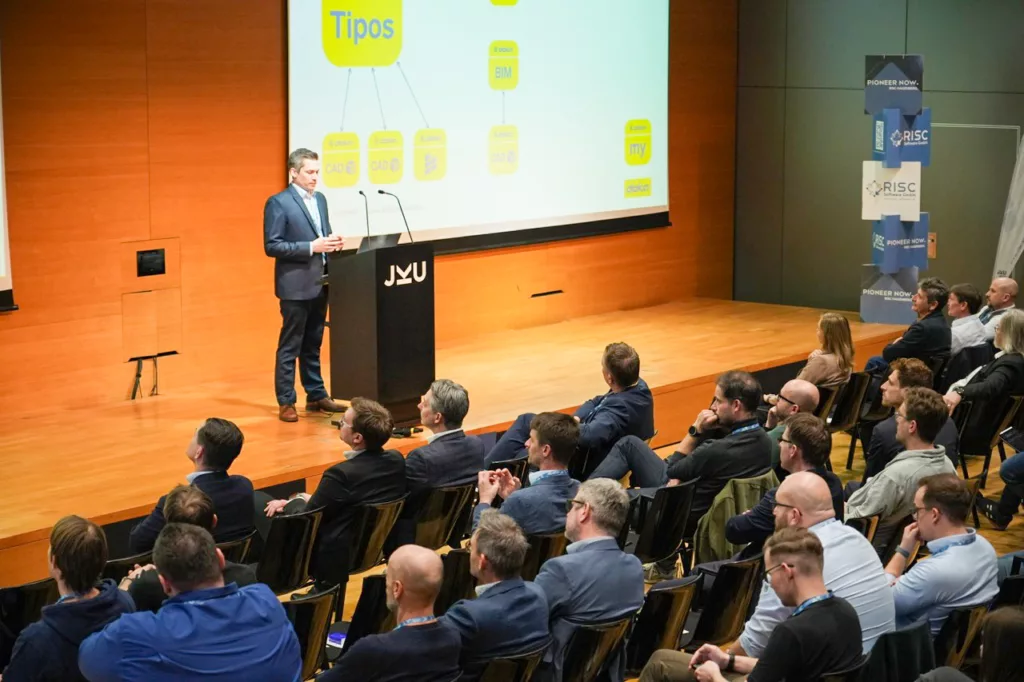 Präsentation in einem Konferenzraum.