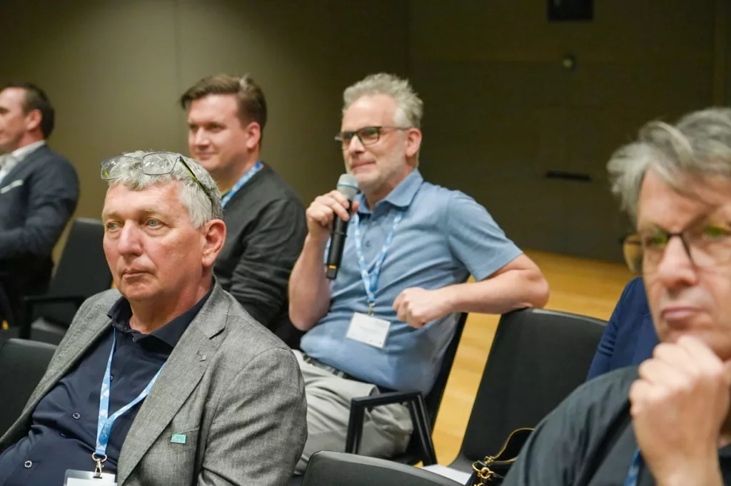 Präsentation in einem Konferenzraum.