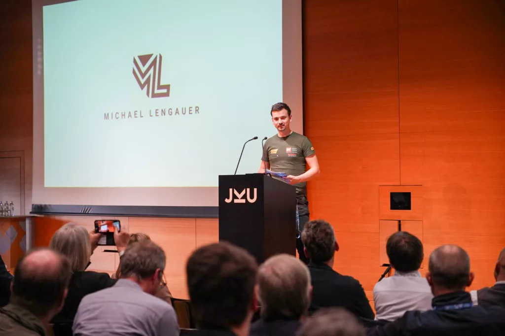 Präsentation in einem Konferenzraum.