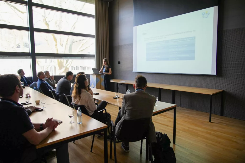 Präsentation in einem Konferenzraum.