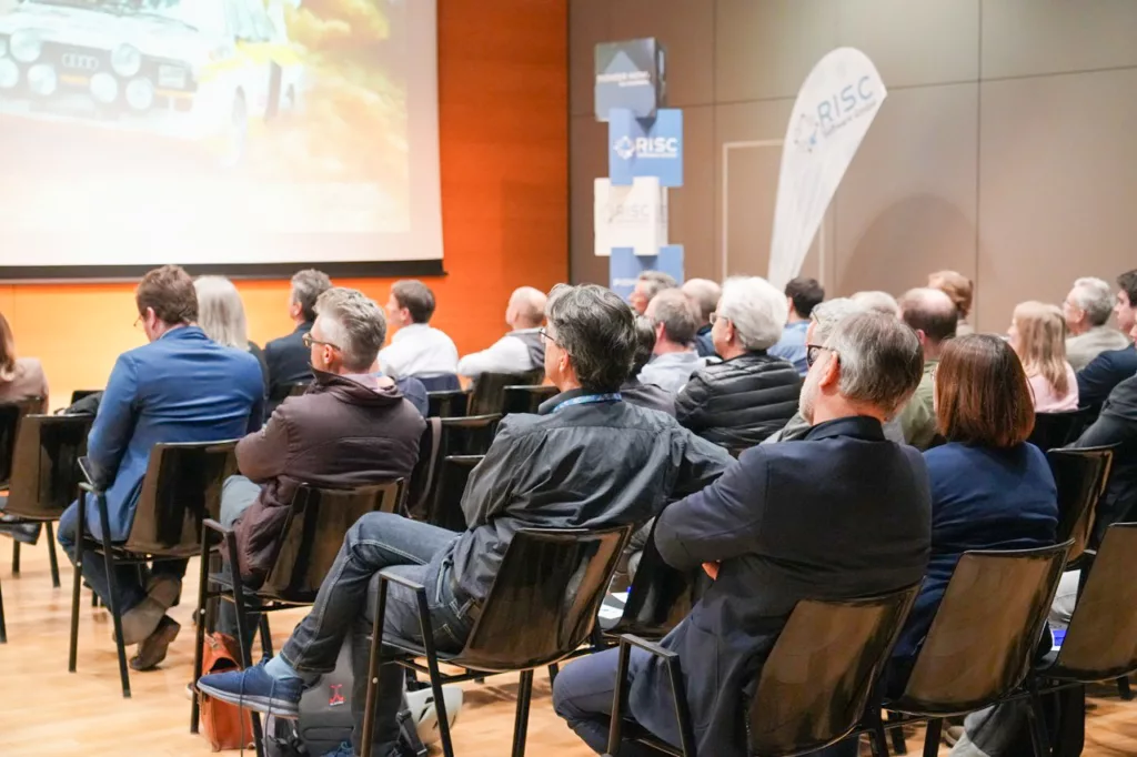 Präsentation in einem Konferenzraum.