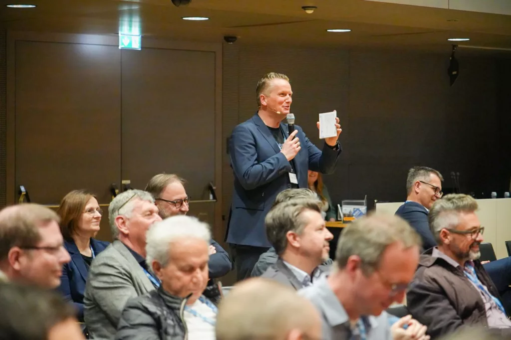 Präsentation in einem Konferenzraum.