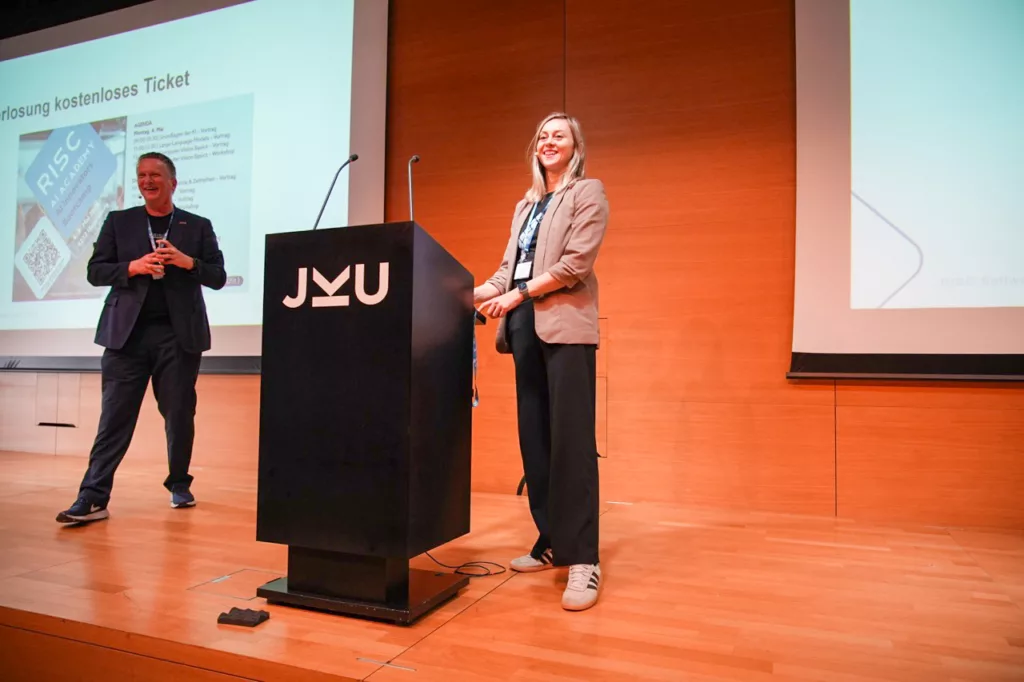 Präsentation in einem Konferenzraum.