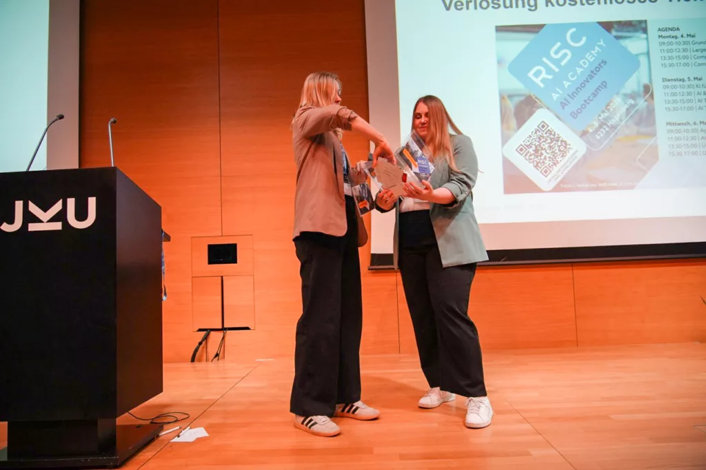 Präsentation in einem Konferenzraum.