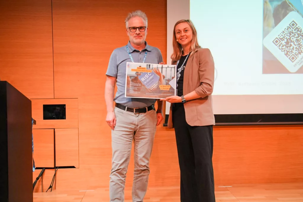 Präsentation in einem Konferenzraum.